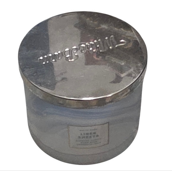 White Barn Linen Sheets Candle - White and Light Blue - Picture 2 of 3